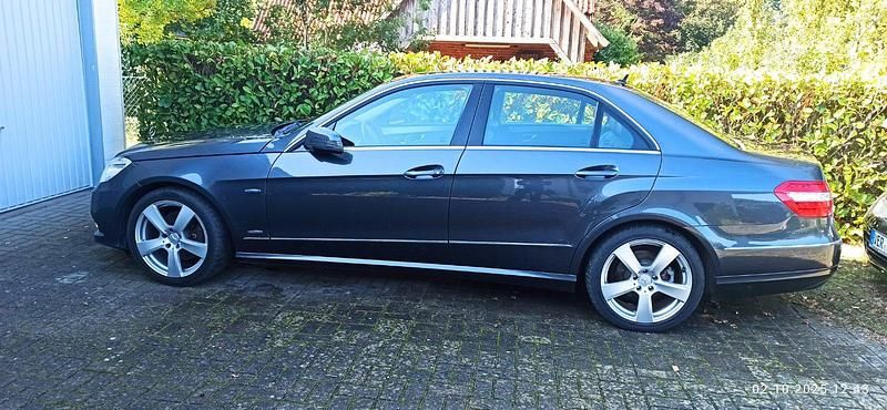 Grau Gebraucht 2009 Mercedes E250 AMG Limousine | 12.990 € (Guter Preis) - Bild 1/4