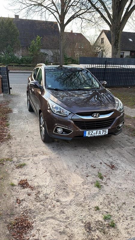 Braun Gebraucht 2014 Hyundai ix35 SUV | 12.000 € (Etwas zu teuer) - Bild 1/4
