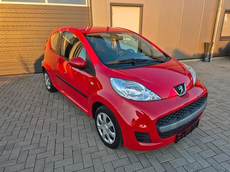 Rot Gebraucht 2009 Peugeot 107 Kleinwagen | 2.100 € (Fairer Preis) - Bild 1/4