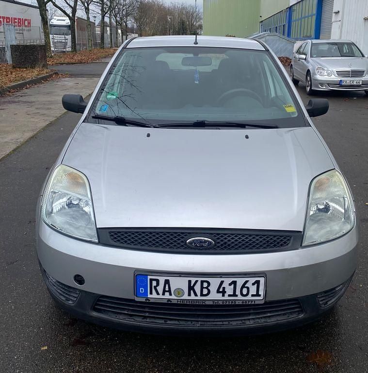 Grau Gebraucht 2005 Ford Fiesta Limousine | 2.100 € (Fairer Preis) - Bild 1/4