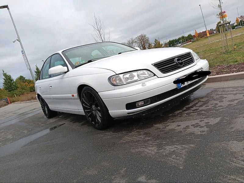 Weiß Gebraucht 2000 Opel Omega Limousine | 3.500 € (Etwas zu teuer) - Bild 1/4