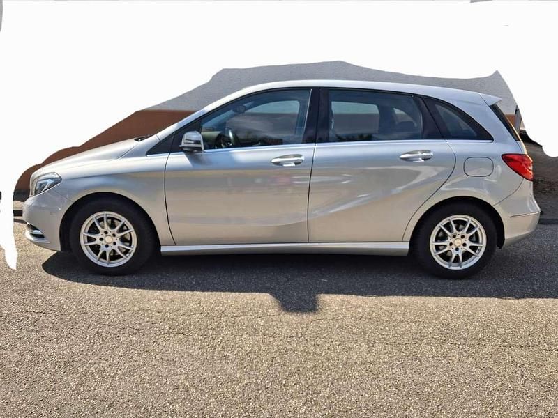 Grau Gebraucht 2014 Mercedes B200 Van / Kleinbus | 11.900 € (Guter Preis) - Bild 1/3