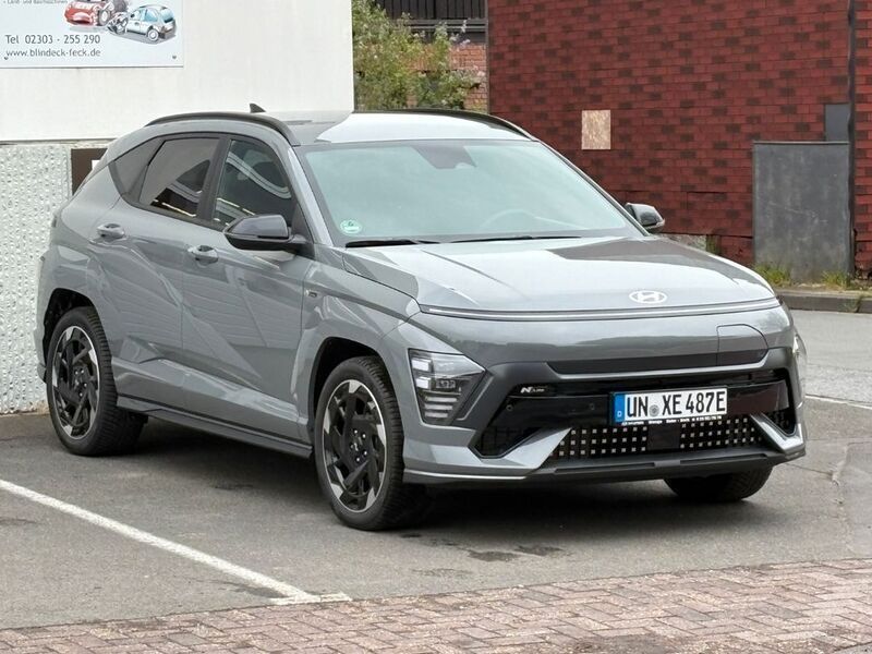 Grau Neu 2025 Hyundai Kona N Line SUV | 39.950 € (Etwas zu teuer) - Bild 1/4