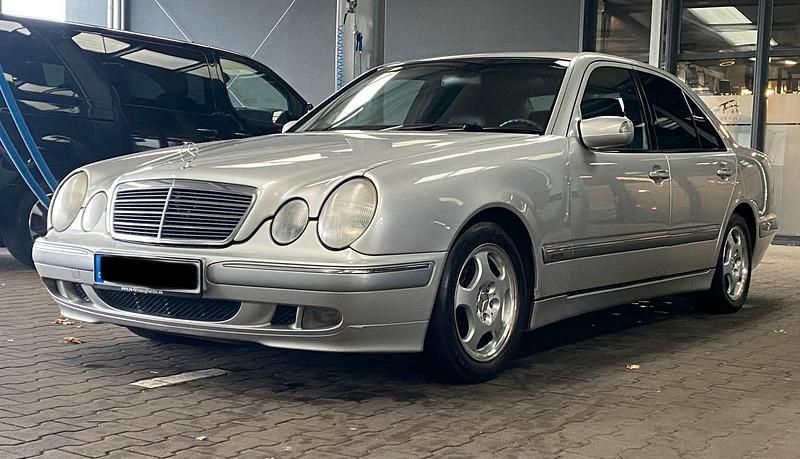 Second-hand Mercedes E220 145 CP (106 kW) 2001 Argintiu Berlinǎ