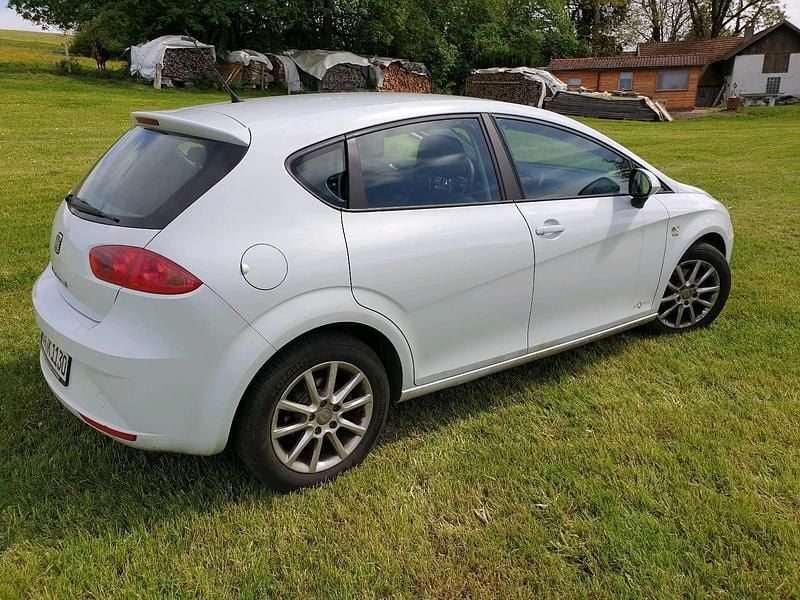 Gebraucht Seat Leon 105 PS (77 kW) 2012 Weiß Limousine