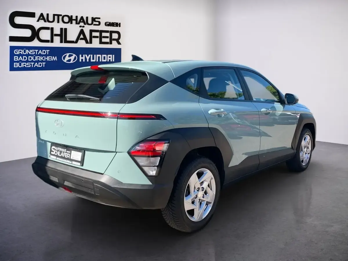 Gebraucht Hyundai Kona Select 139 PS (102 kW) 2025 Mirage green / sol SUV