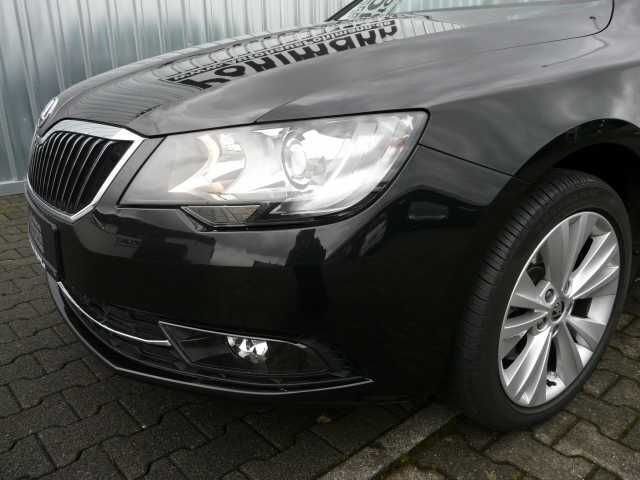 Gebraucht Skoda Superb Elegance 140 PS (102 kW) 2014 Schwarz metallic Kombi