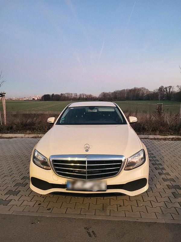 Beige Gebraucht 2018 Mercedes E200 Limousine | 8.000 € - Bild 1/4