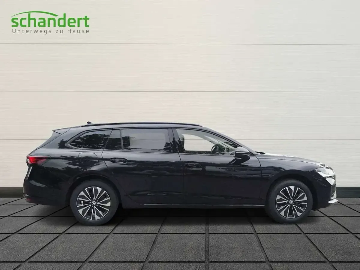 Gebraucht Skoda Superb Selection 150 PS (110 kW) 2024 Ebony schwarz metallic (schwarz) metallic Kombi