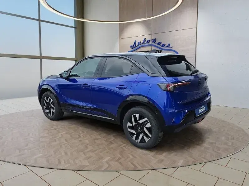 Neu Opel Mokka 136 PS (100 kW) 2025 Kolibri blau / schwarz SUV