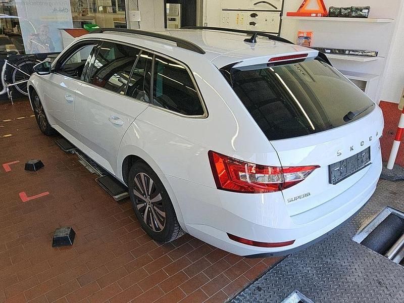 Gebraucht Skoda Superb 156 PS (114 kW) 2022 Weiß Kombi