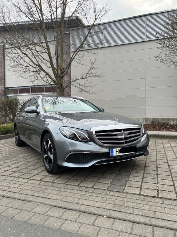 Grau Gebraucht 2018 Mercedes 220 Kombi | 26.500 € (Fairer Preis) - Bild 1/4
