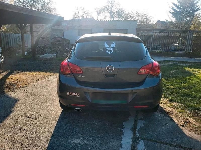 Second-hand Opel Astra 120 CP (88 kW) 2012 Andere farben Hatchback