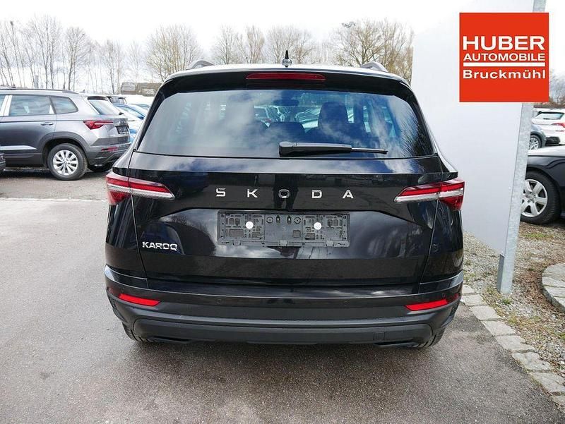 Neu Skoda Karoq Selection 150 PS (110 kW) 2025 Schwarz metallic SUV