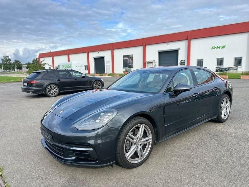 Grau Gebraucht 2018 Porsche Panamera 4 Limousine | 51.300 € (Etwas zu teuer) - Bild 1/4