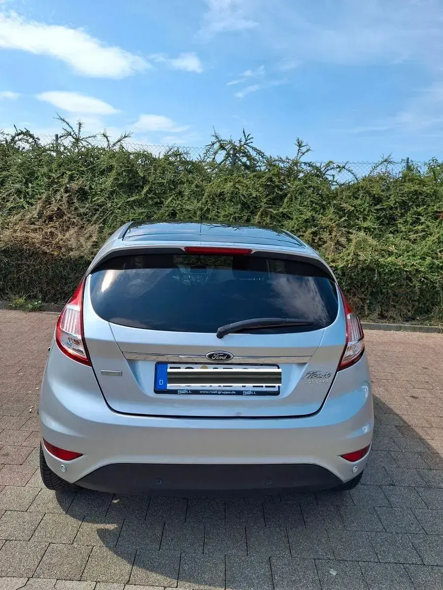 Gebraucht Ford Fiesta Titanium 101 PS (74 kW) 2016 Grau Kleinwagen