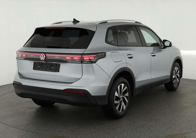 Oyster silver metallic Neu 2025 VW Tiguan Life SUV | 40.184 € (Etwas zu teuer) - Bild 1/4