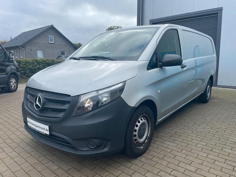 Silber Gebraucht 2018 Mercedes Vito Van / Kleinbus | 12.700 € (Superpreis) - Bild 1/4