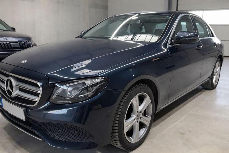 Gebraucht Mercedes E350 Avantgarde 258 PS (189 kW) 2018 Blau Limousine