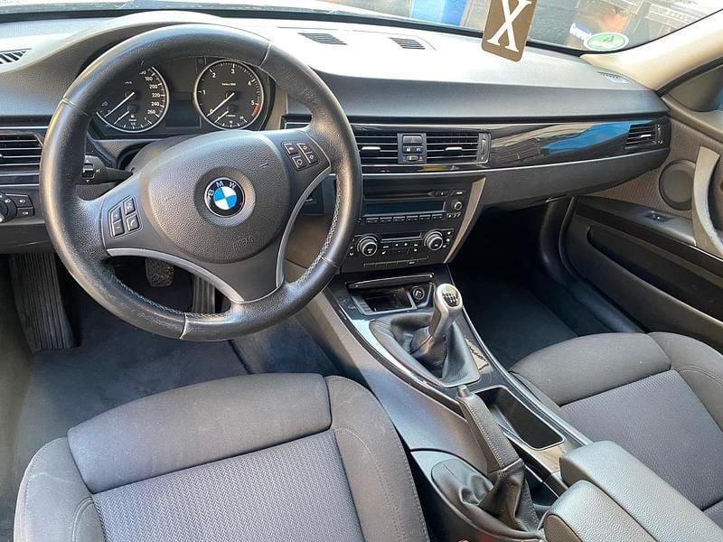 Gebraucht BMW 320 184 PS (135 kW) 2010 Grau Kombi