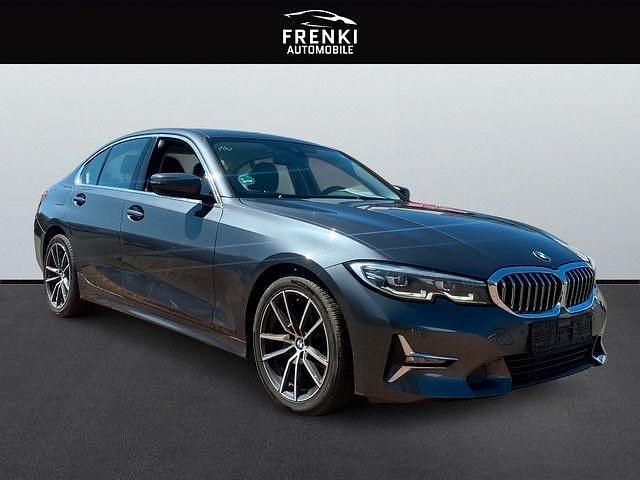 Grau Gebraucht 2019 BMW 320 Luxury Line Limousine | 24.999 € (Teuer) - Bild 1/4