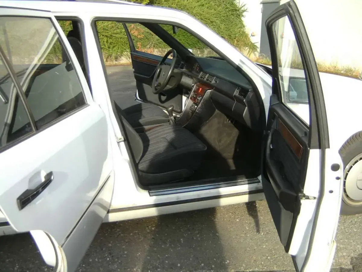 Gebraucht Mercedes E200 75 PS (55 kW) 1992 Weiß Limousine
