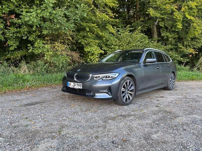 Grau Gebraucht 2019 BMW 320 Kombi | 22.390 € (Fairer Preis) - Bild 1/4