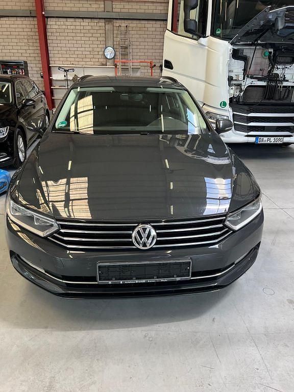 Grau Gebraucht 2016 VW Passat Limousine | 12.500 € (Guter Preis) - Bild 1/4