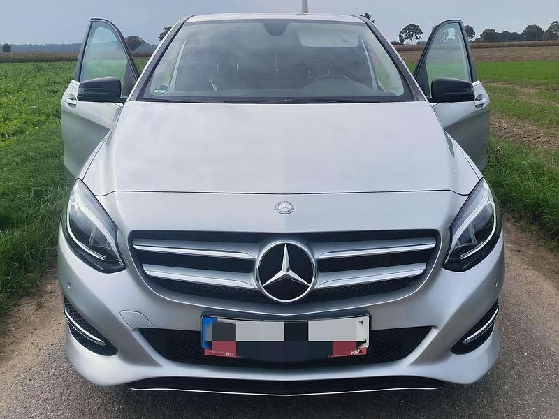 Silber Gebraucht 2015 Mercedes B200 Urban Van / Kleinbus | 15.200 € (Fairer Preis) - Bild 1/4