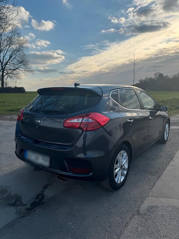 Gebraucht Kia Ceed Spirit 135 PS (99 kW) 2016 Grau Kleinwagen