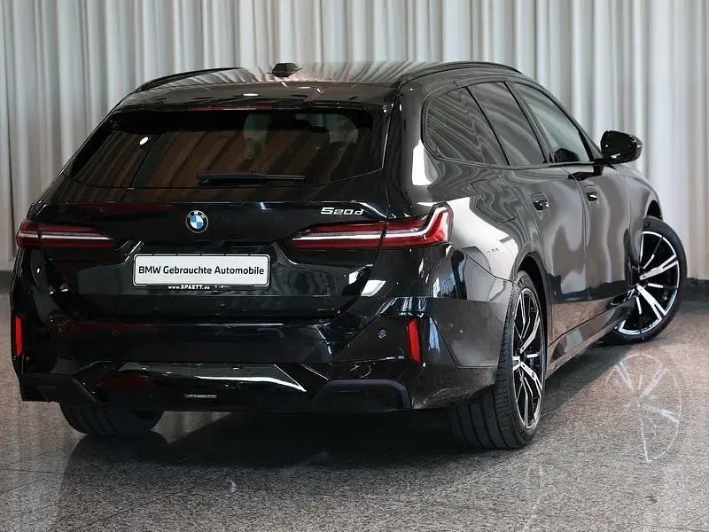 Gebraucht BMW 520 M Sport 197 PS (144 kW) 2025 Sophistograu brillanteffekt me Limousine