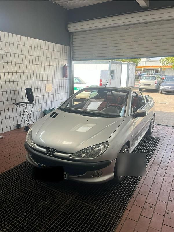 Grau Gebraucht 2002 Peugeot 206 CC Sport Cabrio | 1.890 € (Fairer Preis) - Bild 1/4