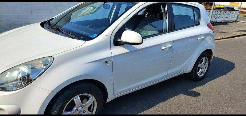 Weiß Gebraucht 2011 Hyundai i20 Limousine | 4.500 € (Teuer) - Bild 1/4