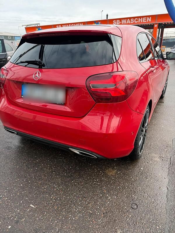 Gebraucht Mercedes A180 80 PS (58 kW) 2016 Rot Limousine