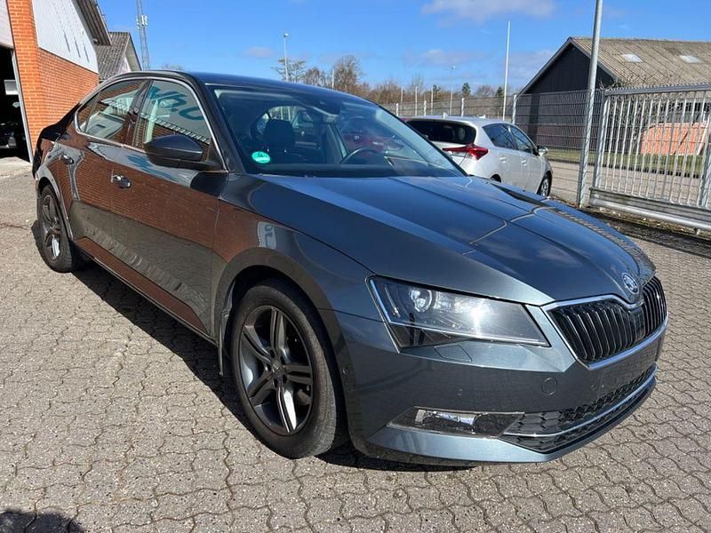 Gebraucht Skoda Superb Style 150 PS (110 kW) 2015 Grau Limousine