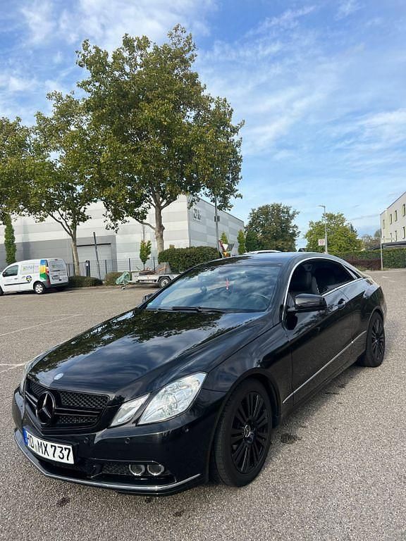 Schwarz Gebraucht 2010 Mercedes E200 Coupé | 9.900 € (Fairer Preis) - Bild 1/4