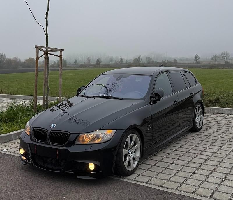 Schwarz Gebraucht 2011 BMW 330 M Sport Kombi | 11.999 € - Bild 1/4