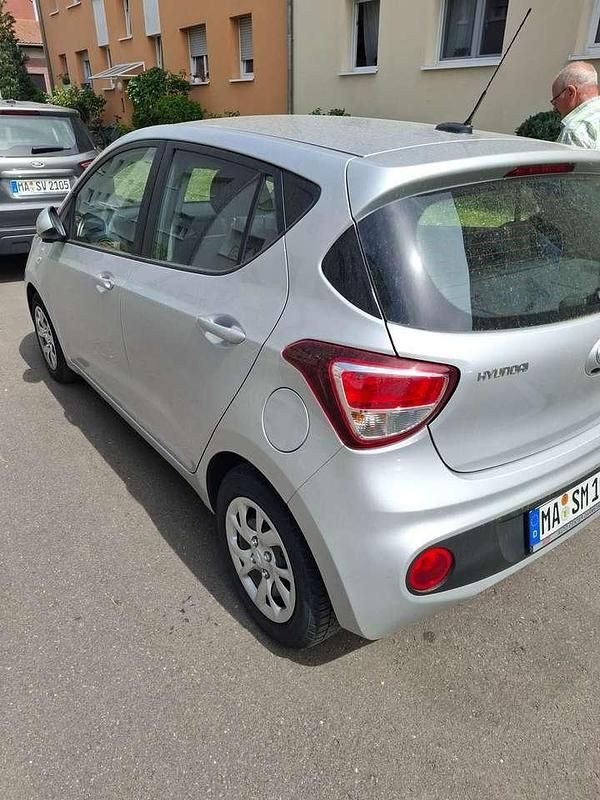Silber Gebraucht 2018 Hyundai i10 Trend Kleinwagen | 7.500 € (Guter Preis) - Bild 1/4