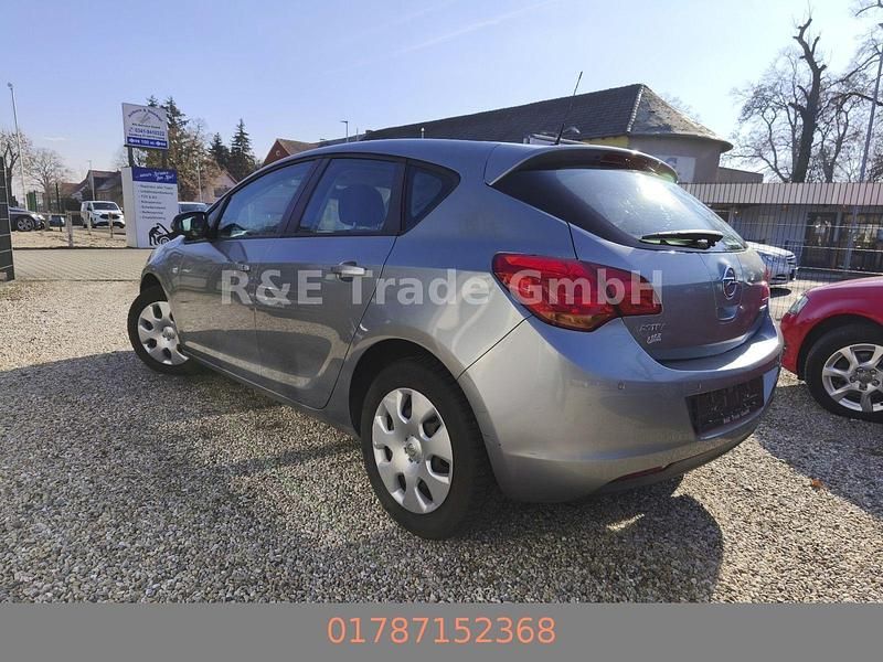 Gebraucht Opel Astra Edition 101 PS (74 kW) 2011 Silber Limousine