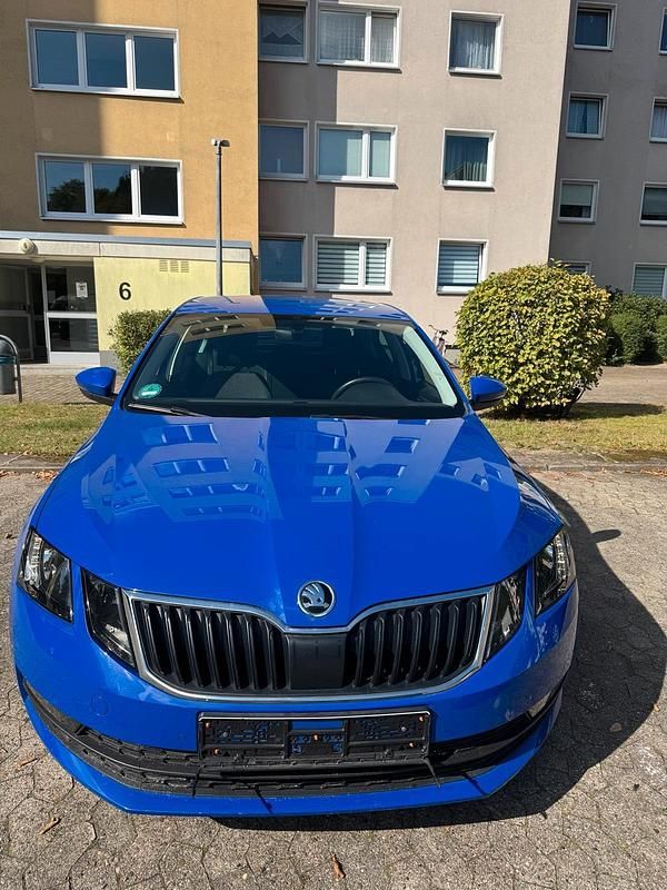 Blau Gebraucht 2019 Skoda Octavia Limousine | 12.159 € (Superpreis) - Bild 1/4