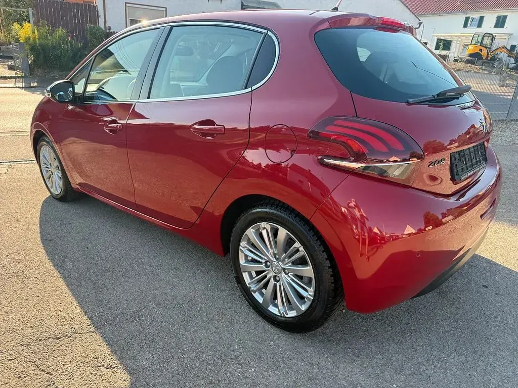 Gebraucht Peugeot 208 Allure 110 PS (80 kW) 2017 Rot Kleinwagen