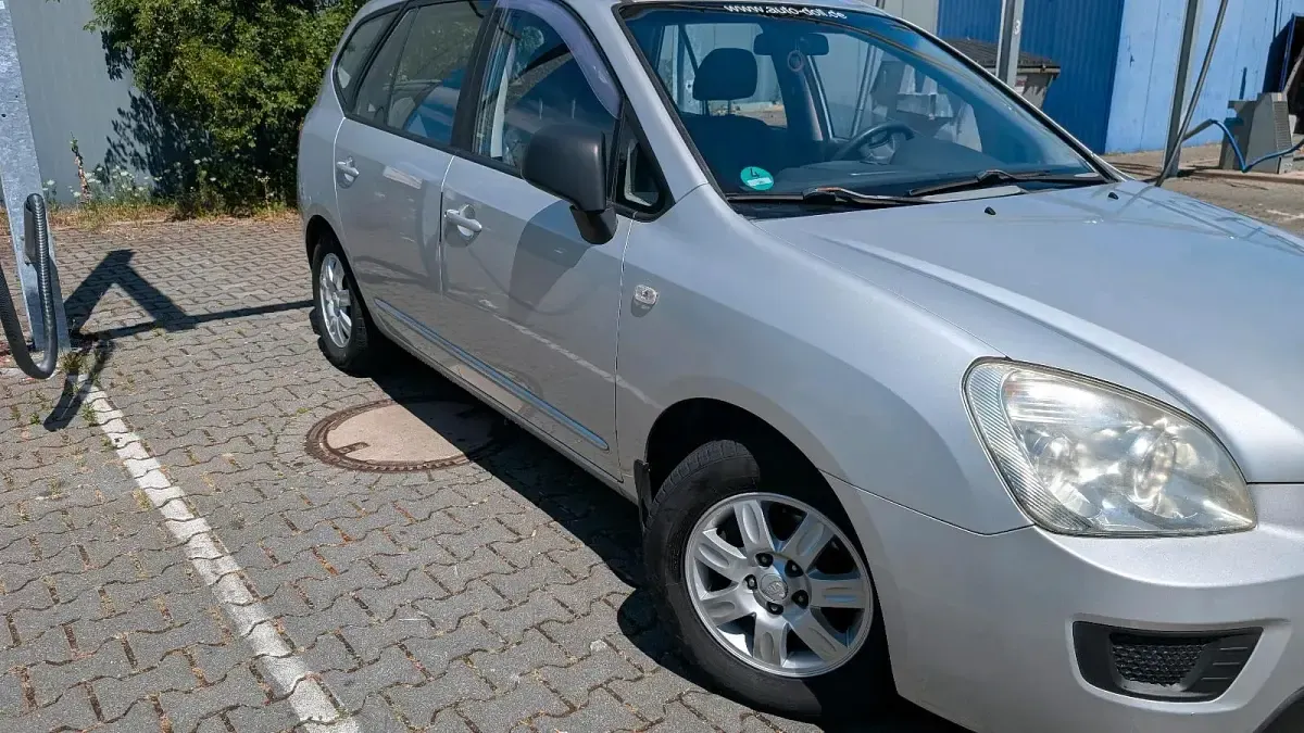 Gebraucht Kia Carens 144 PS (105 kW) 2007 Silber Van / Kleinbus