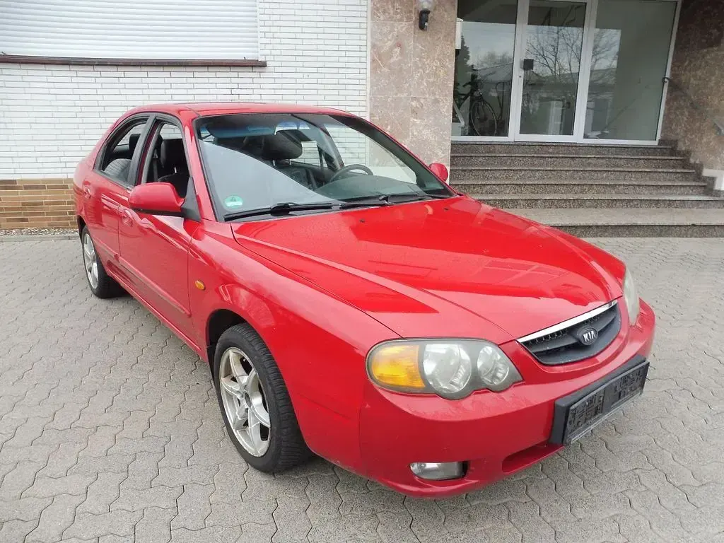 Używany Kia Shuma 114 KM (83 kW) 2004 Czerwony Hatchback