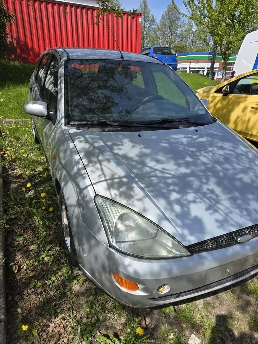 Second-hand Ford Focus 100 CP (73 kW) 2002 Argintiu Hatchback