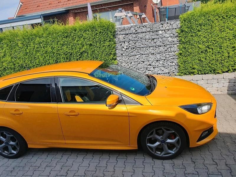 Gelb Gebraucht 2016 Ford Focus ST Limousine | 14.000 € (Etwas zu teuer) - Bild 1/4
