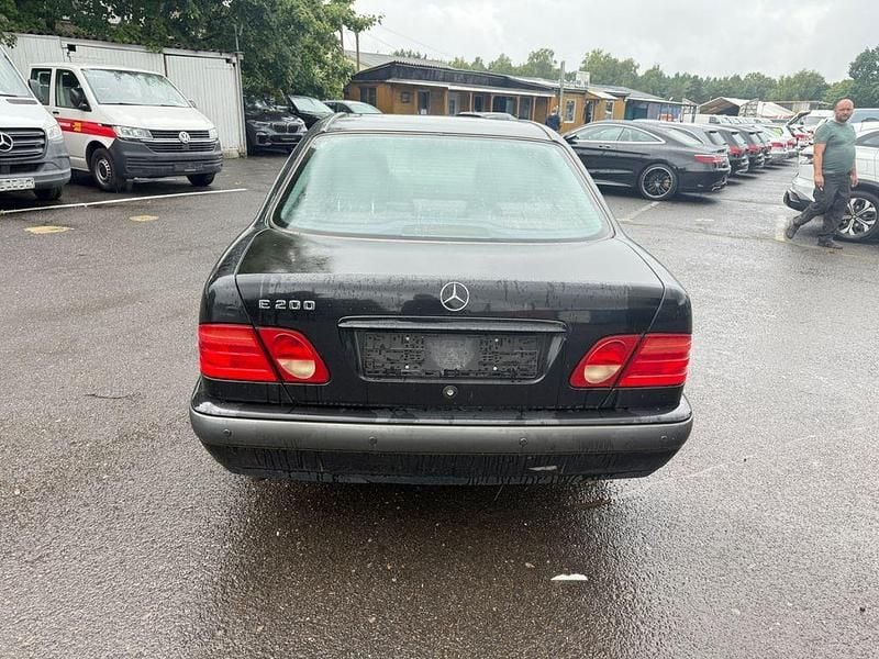 Second-hand Mercedes E200 136 CP (100 kW) 2000 Negru Berlinǎ