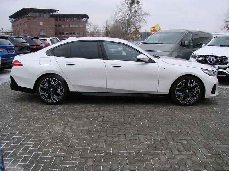 Gebraucht BMW 520 M Sport 197 PS (144 kW) 2025 Mineralweiss metallic Limousine