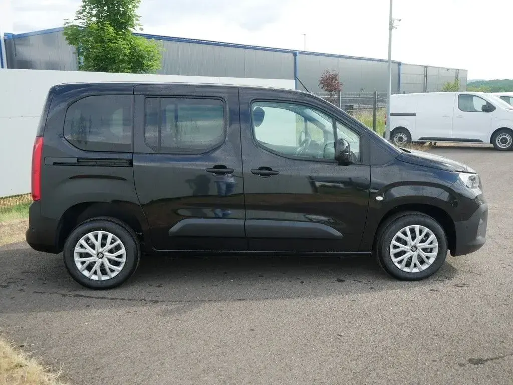 Neu Fiat Doblò Comfort 131 PS (96 kW) 2026 Schwarz Van / Kleinbus