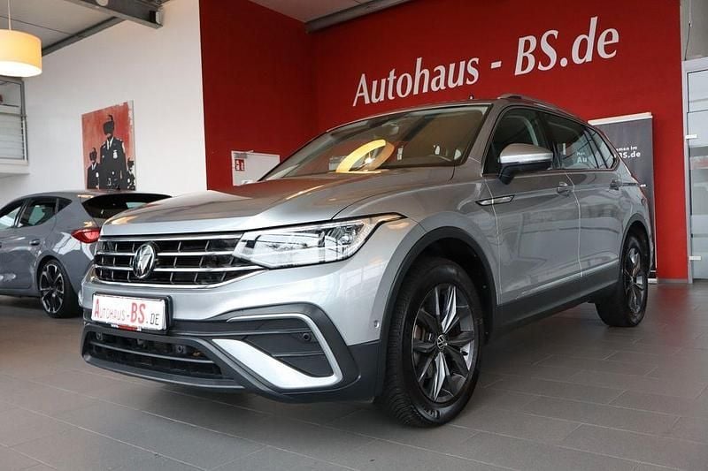 Silber Gebraucht 2024 VW Tiguan Allspace Life SUV | 29.750 € (Superpreis) - Bild 1/4