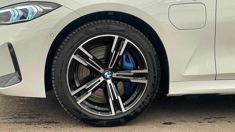 Gebraucht BMW 330e Comfort Edition 292 PS (214 kW) 2025 Alpinweiß uni Kombi